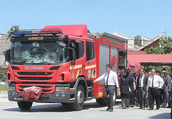 One of the fire engines involved in the Seafield Temple riot. Picture from Feb 12, 2019. — Sunpix by Asyraf Rasid
