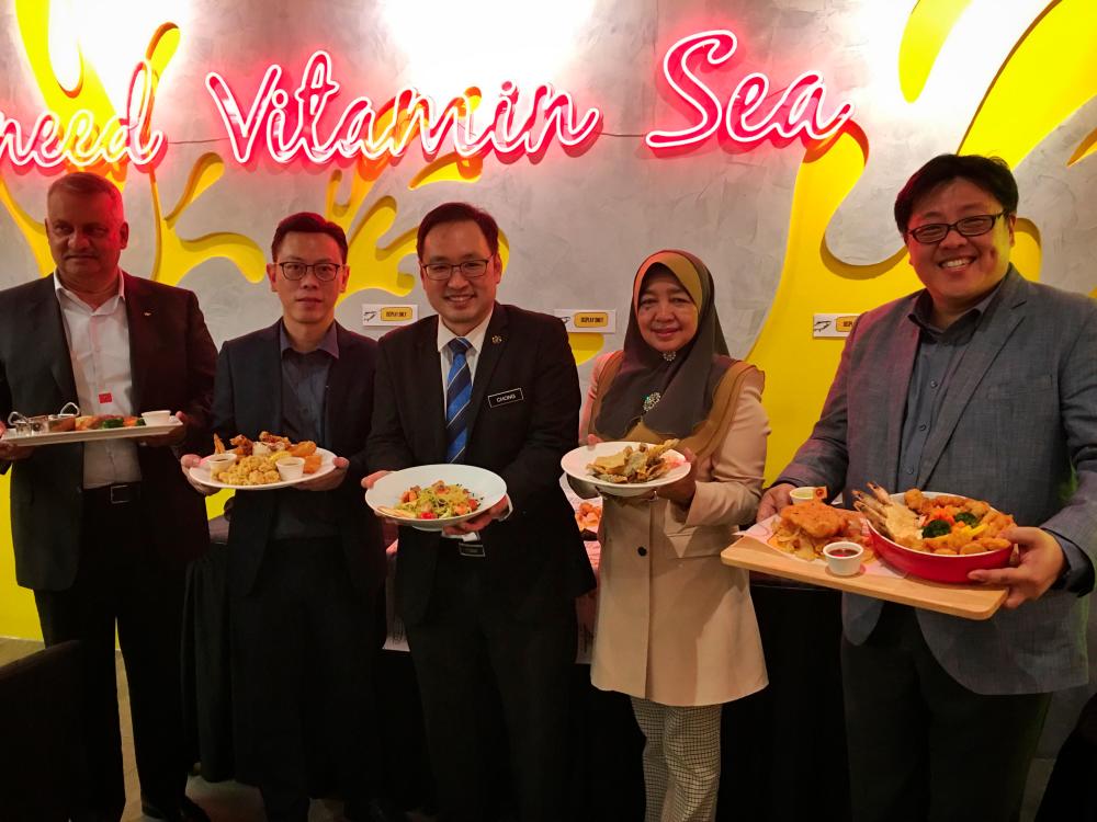 From left: Malaysian Franchise Association (MFA) chairman Datuk Radzali Hassan, Manhattan Fish Market director Deric Yeo, Chong, MFA vice president Datuk Zahriah Abd Kadir and Low with selections from the new menu.