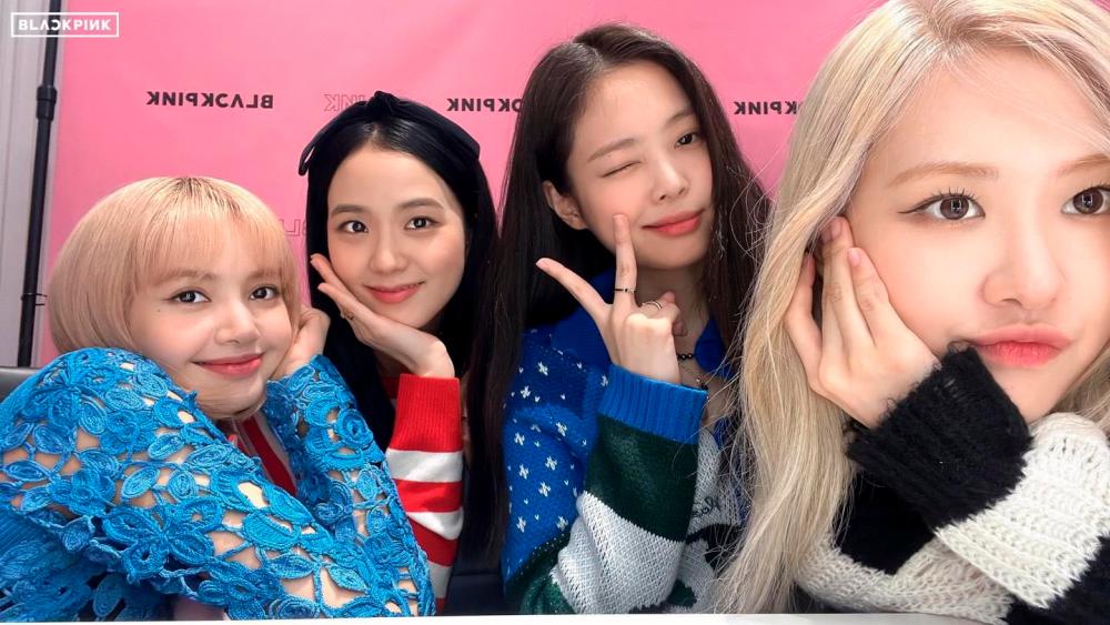 BLACKPINK reunite in new V LIVE stream for fans. – Instagram