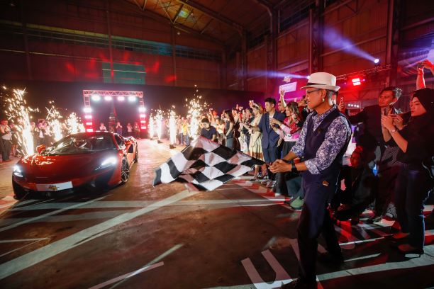 Malaysia Airports’ Mohammad Nazli flagging off the grand prize of a McLaren 570S Coupé in the Licence to Win campaign.