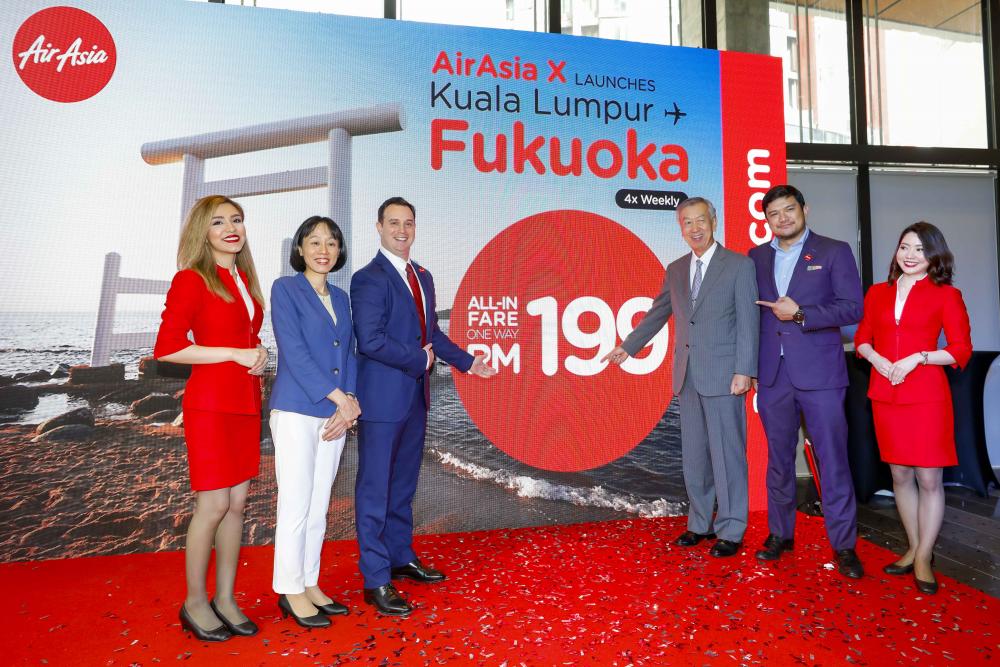 From left Japan National Tourism Organisation Executive Director Chiemi Maruyama, Group Head of Commericial AirAsia X Barry Klipp, Miyagawa and Benyamin, flanked by cabin crew.