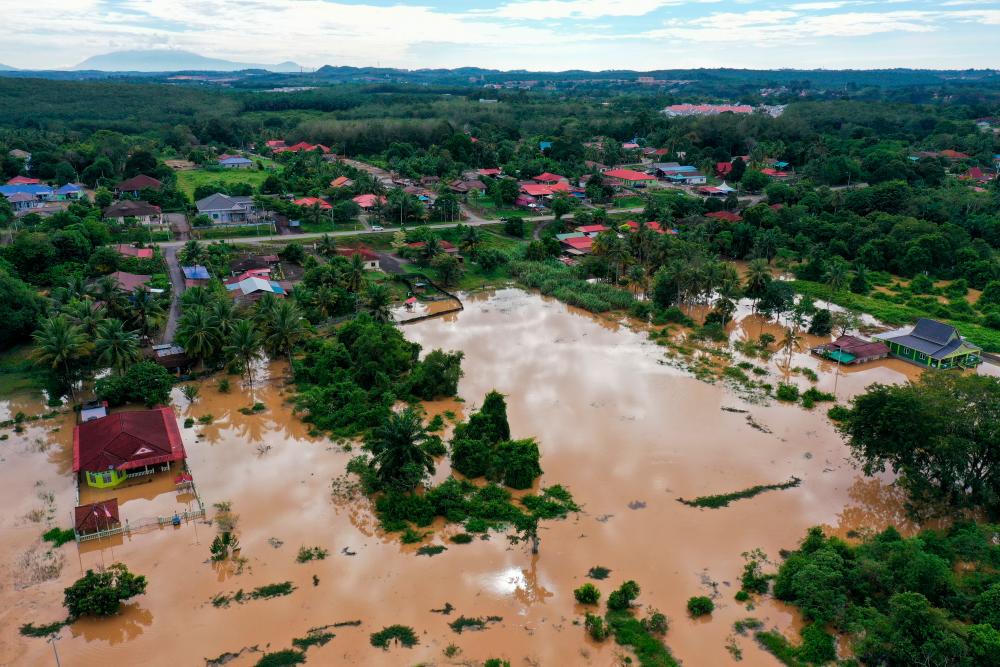 Keadaan banjir di Kampung Belimbing Dalam dekat Durian Tunggal, hari ini.Semalam, hujan lebat berterusan sejak tengah hari mengakibatkan 36 lokasi di tiga daerah di negeri ini dilanda banjir kilat dan daripada jumlah itu, 20 lokasi melibatkan daerah Melaka Tengah, Alor Gajah (sembilan) dan Jasin (tujuh). BERNAMApix