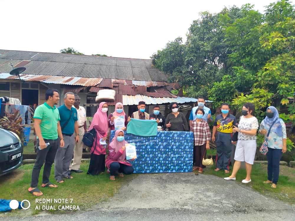 MGAH committee members and residents together with Kampung Ismail MPKK members posing with the towels and mattresses.