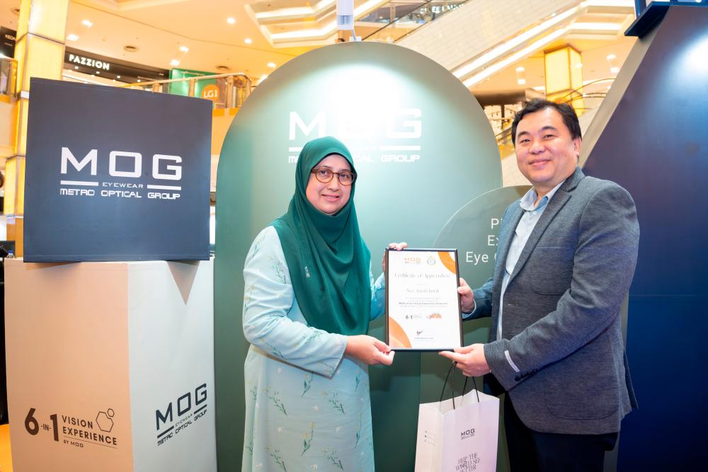 Dato Frankie Ng (Chairman and Founder of MOG) extending token of appreciation to Puan Nor Azizah binti Ismail (Secretary of Malaysian Optical Council) upon completion of ‘Little Optom’ officiation speech. $!Dato Frankie Ng (Chairman and Founder of MOG) extending token of appreciation to Puan Nor Azizah binti Ismail (Secretary of Malaysian Optical Council) upon completion of ‘Little Optom’ officiation speech.