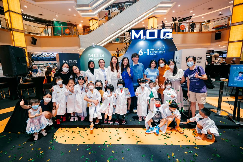 First batch of Little Optometrist graduates with Datin Bernice Low (2nd row 5th from left), CEO of MOG, Dr. Goh Siew Yuen (Paediatric Ophthalmologist from Hospital Tunku Azizah) and Mr. Stanley Tien (Neuro-Vision Specialist from Sun Time Vision Specialist) $!First batch of Little Optometrist graduates with Datin Bernice Low (2nd row 5th from left), CEO of MOG, Dr. Goh Siew Yuen (Paediatric Ophthalmologist from Hospital Tunku Azizah) and Mr. Stanley Tien (Neuro-Vision Specialist from Sun Time Vision Specialist)
