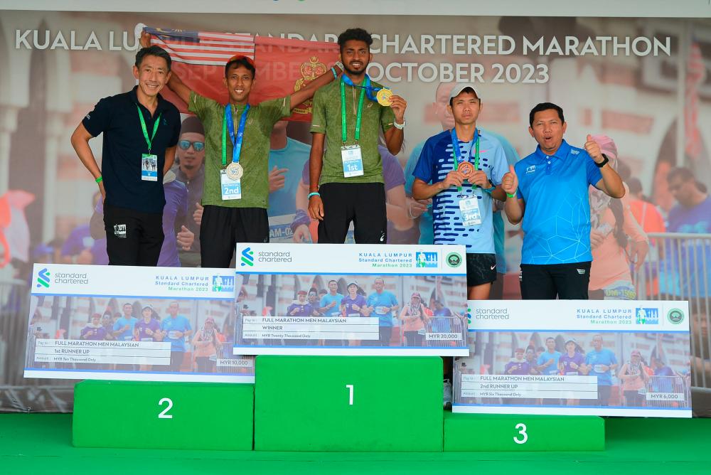 $!FROM LEFT: FM Men Malaysian Podium – Mak Joon Nien, Nik Fakaruddin, Poo Vasanthan, Leo Tan Huong Leong and Stadard Chartered Saadiq’s CEO Mohd Shuhaimi Abdul Halim.