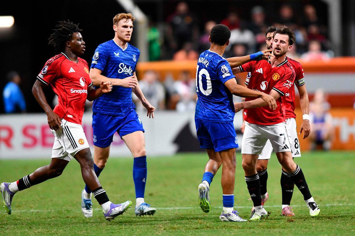 Iliman Ndiaye and Jake O’Brien of Everton argue with Patrick Dorgu and Mason Mount of Manchester United during the Premier League Summer Series match between Manchester United and Everton FC. - AJ Reynolds/Getty Images/AFP