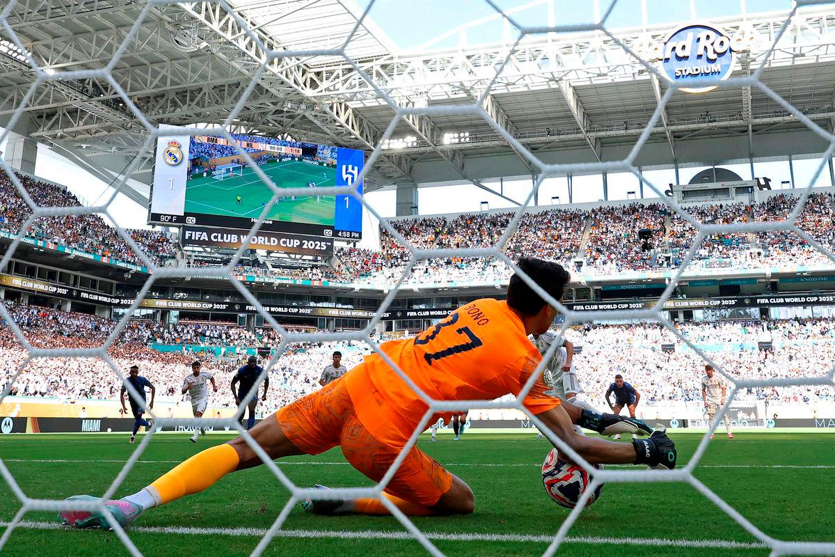 Real Madrid held by Al-Hilal in Alonso's debut