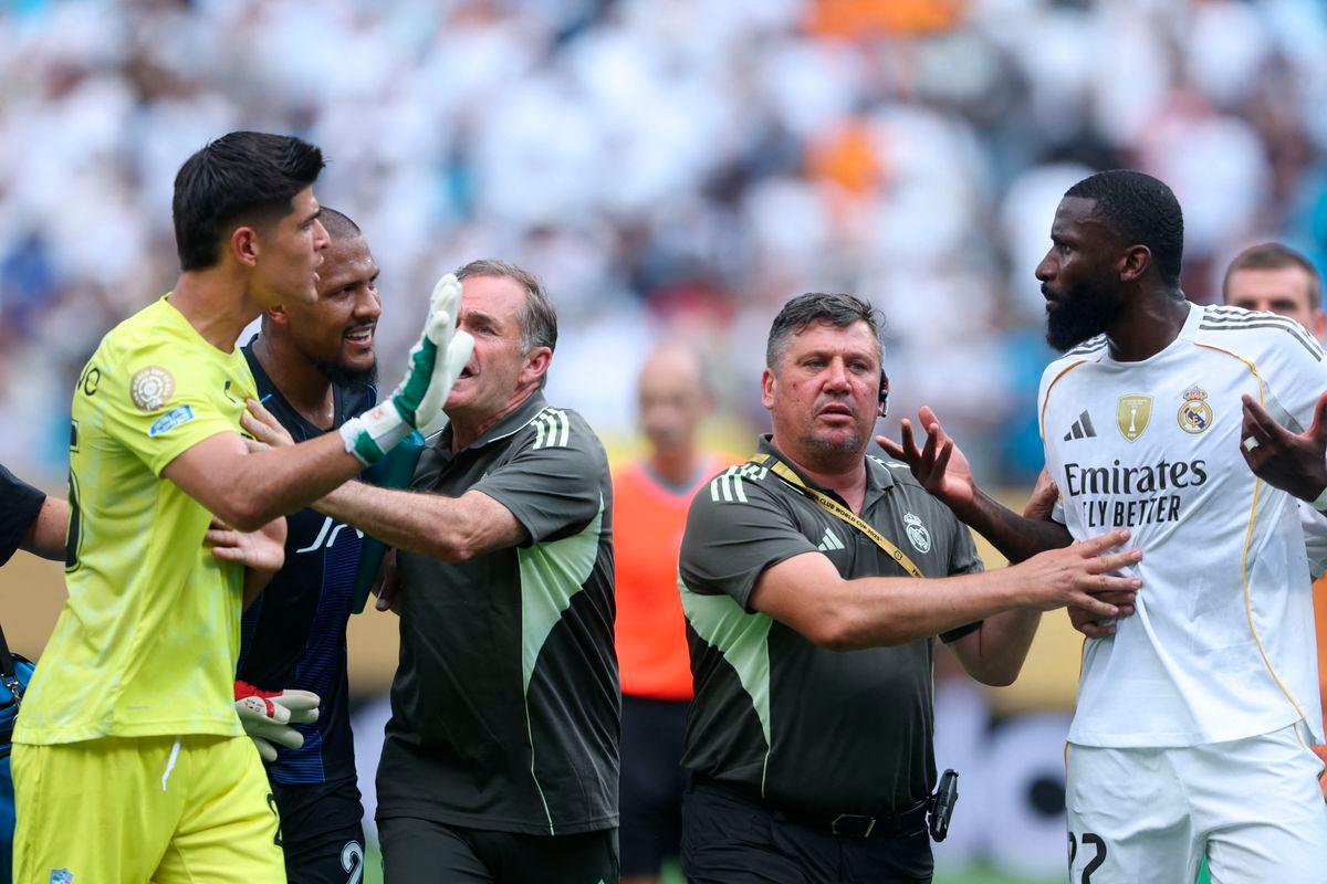 Staff members separate Carlos Moreno #25 of CF Pachuca from Antonio Ruediger #22 of Real Madrid C. F. during an altercation in the FIFA Club World Cup 2025 group H match between Real Madrid CF and CF Pachuca at Bank of America Stadium on June 22, 2025 - AFPpix