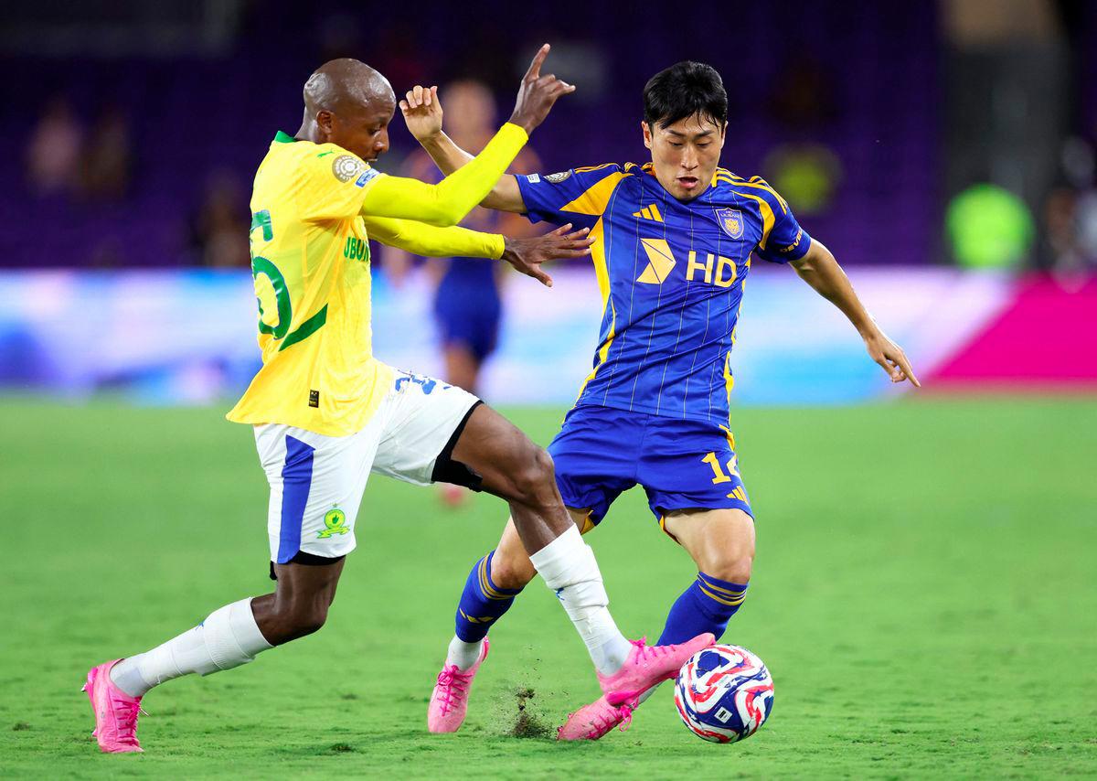 Khuliso Mudau #25 of Mamelodi Sundowns FC tackles Lee Jinhyun #14 of Ulsan HD during the FIFA Club World Cup 2025 group F match between Ulsan HD FC and Mamelodi Sundowns FC at Inter&amp;Co Stadium on June 17, 2025 in Orlando, Florida - AFPPIX