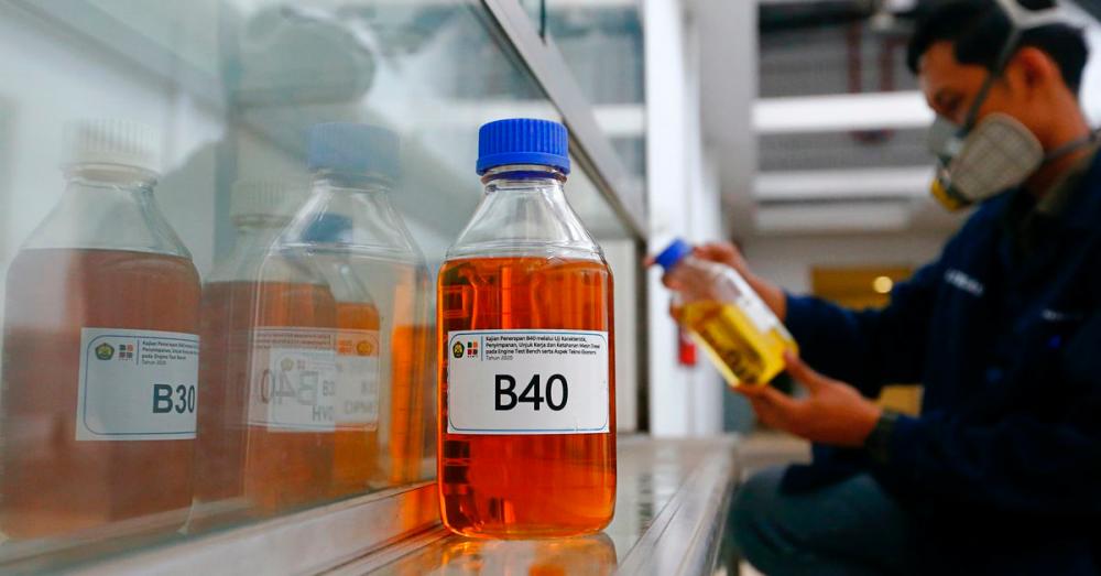A laboratory technician works on Biodiesel 40% (B40) as he holds a bottle of oil at the Research and Development Agency of the Ministry of Energy and Mineral Resources in Jakarta, Indonesia, August 26, 2020. REUTERSPIX