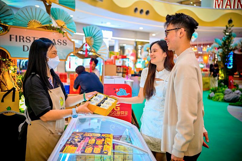 $!This year festival features over 35 mooncake vendors.