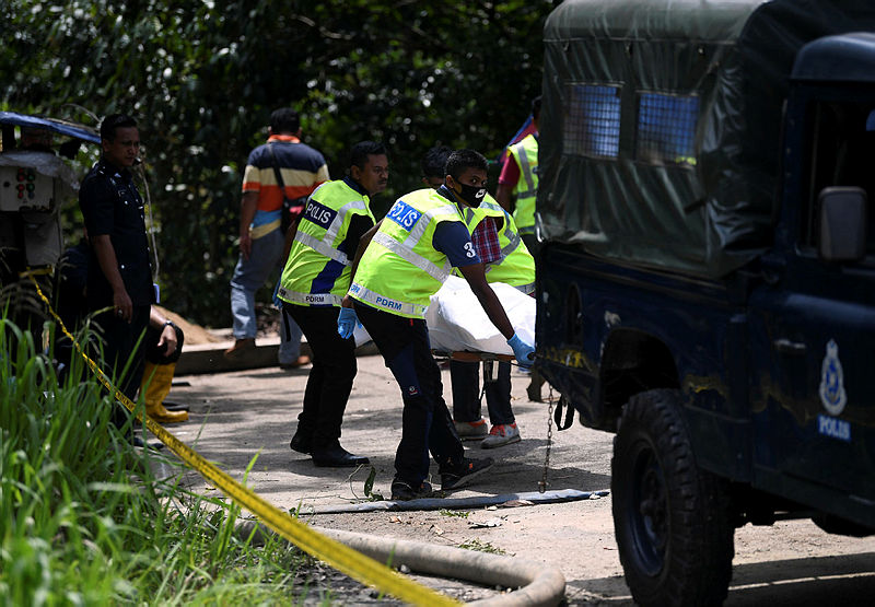 Police carry the remains of a man was found in the Paya Bungor Lake at the 50th Kilometre Kuantan-Maran Road with both his hands and feet tied, on Oct 20, 2019. — Bernama