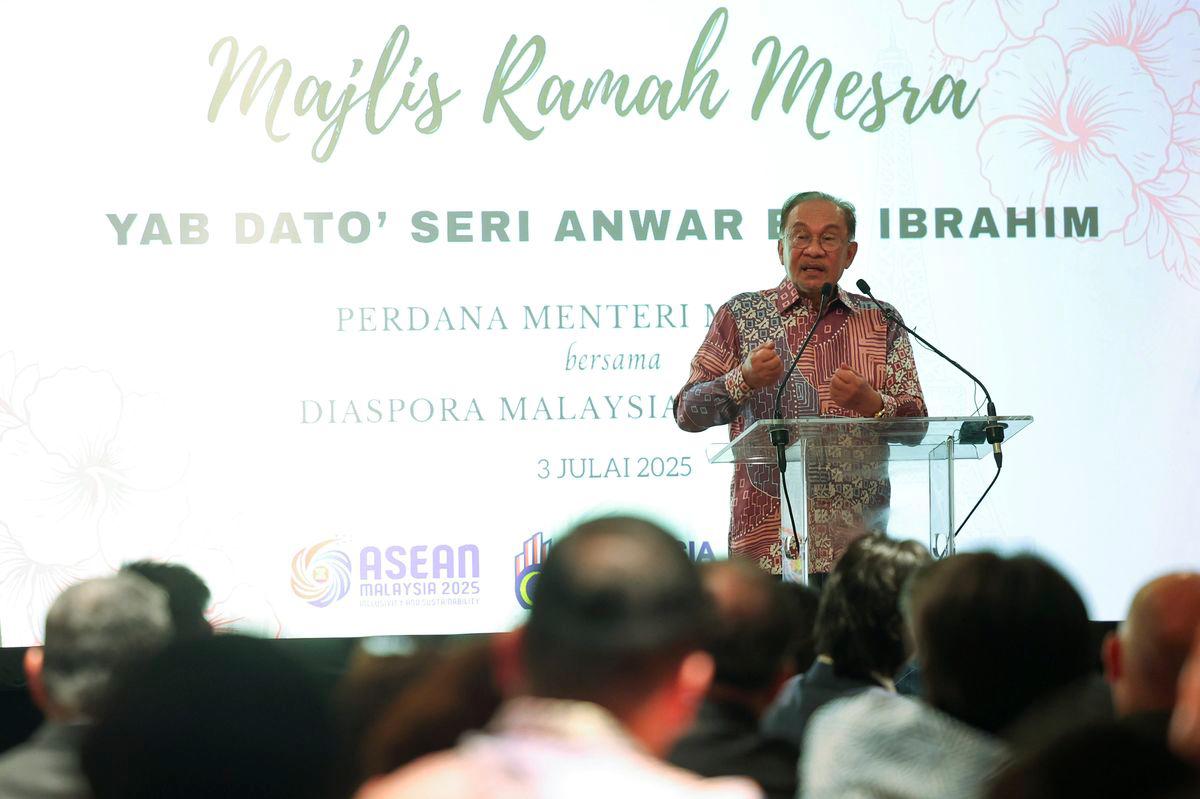 Perdana Menteri Datuk Seri Anwar Ibrahim berucap pada Majlis Ramah Mesra Bersama Diaspora malam ini sempena lawatan dua hari beliau ke Perancis. - fotoBERNAMA