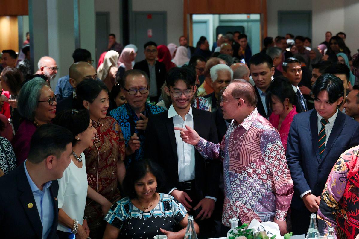 Perdana Menteri Datuk Seri Anwar Ibrahim beramah mesra dengan hadirin pada Majlis Ramah Mesra Bersama Diaspora malam ini sempena lawatan dua hari beliau ke Perancis. - fotoBERNAMA