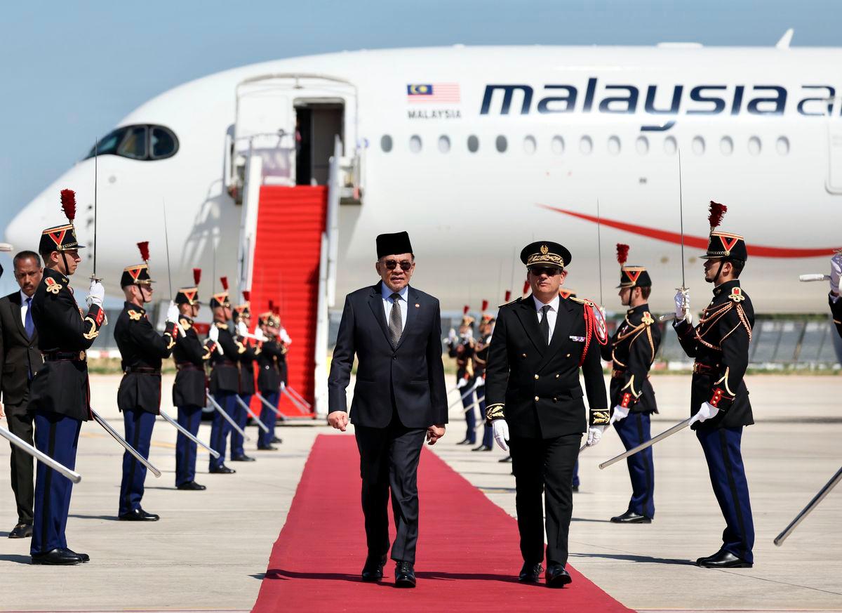 Perdana Menteri Datuk Seri Anwar Ibrahim tiba di ibu negara Perancis untuk memulakan lawatan rasmi sulung ke negara itu-BERNAMA