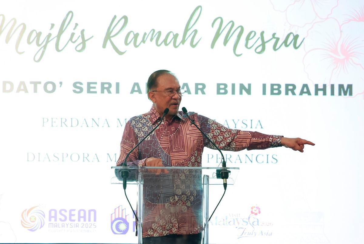 Perdana Menteri Datuk Seri Anwar Ibrahim berucap pada Majlis Ramah Mesra Bersama Diaspora malam ini sempena lawatan dua hari beliau ke Perancis-BERNAMA