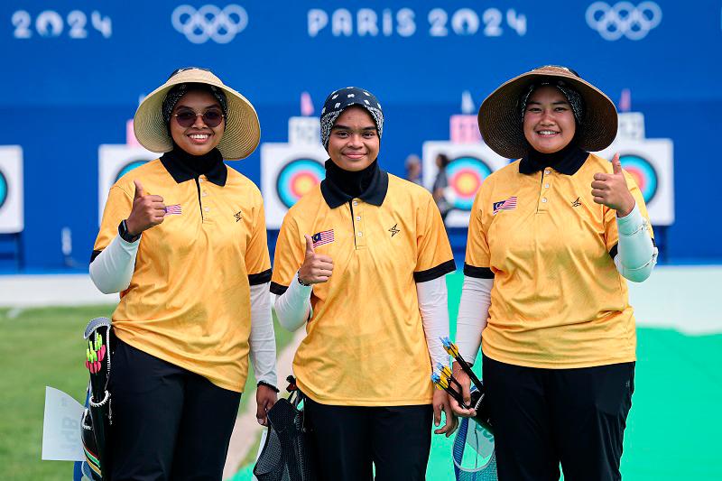 From left: Nurul Azreena Mohamad Fazil, Ariana Nur Dania Mohamad Zairi dan Syaqiera Mashayikh, the national women’s archery athletes, during today’s archery event at the Esplanade Des Invalides at the Paris 2024 Olympic Games. - BERNAMApix