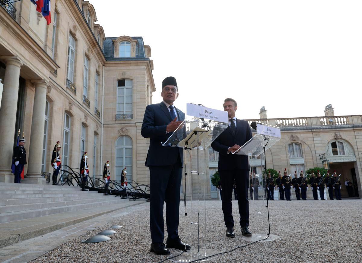 Perdana Menteri Datuk Seri Anwar Ibrahim (kiri) menghadiri sidang media bersama Presiden Perancis Emmanuel Macron di Istana Elysee hari ini - BERNAMA