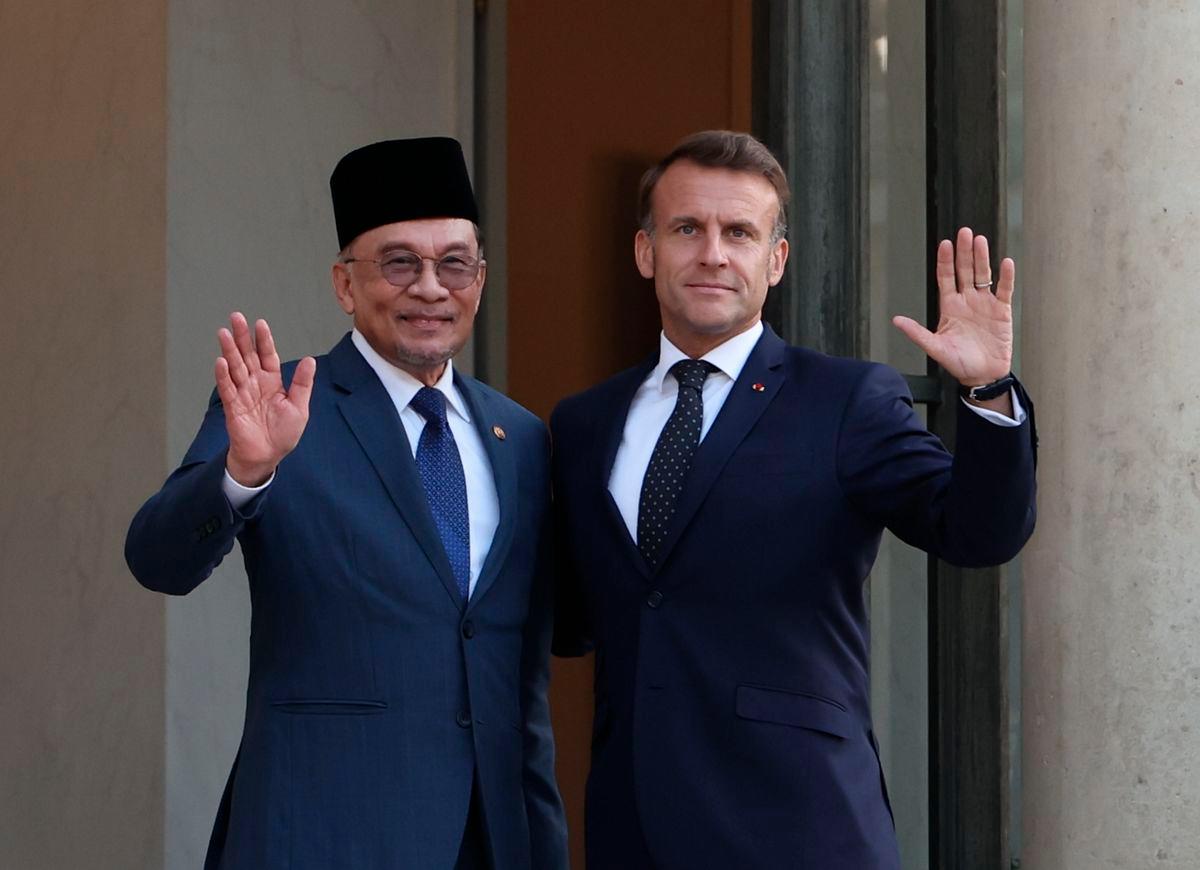 Perdana Menteri Datuk Seri Anwar Ibrahim (kiri) bersama Presiden Perancis Emmanuel Macron di Istana Elysee hari ini- BERNAMA
