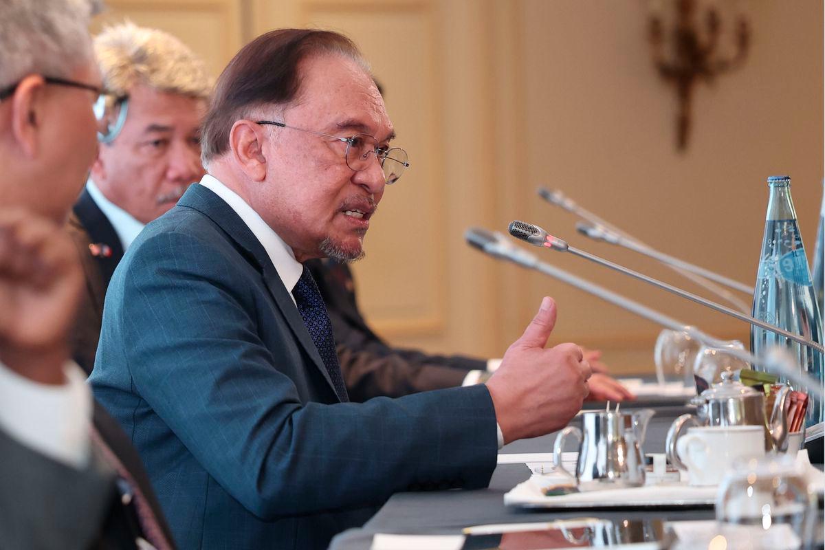 Perdana Menteri Datuk Seri Anwar Ibrahim bercakap semasa menghadiri Mesyuarat Meja Bulat bersama pemain industri Perancis di sini, hari ini. - fotoBERNAMA