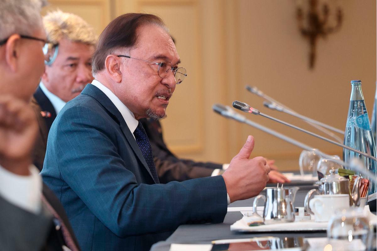 Perdana Menteri Datuk Seri Anwar Ibrahim bercakap semasa menghadiri Mesyuarat Meja Bulat bersama pemain industri Perancis di sini, hari ini - BERNAMA