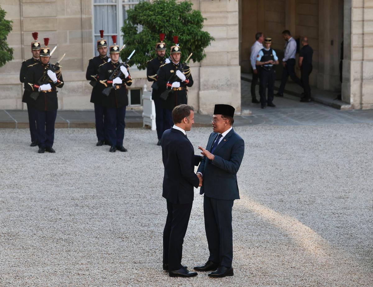 Perdana Menteri Datuk Seri Anwar Ibrahim (kanan) bersalaman bersama Presiden Perancis Emmanuel Macron di Istana Elysee hari ini- BERNAMA