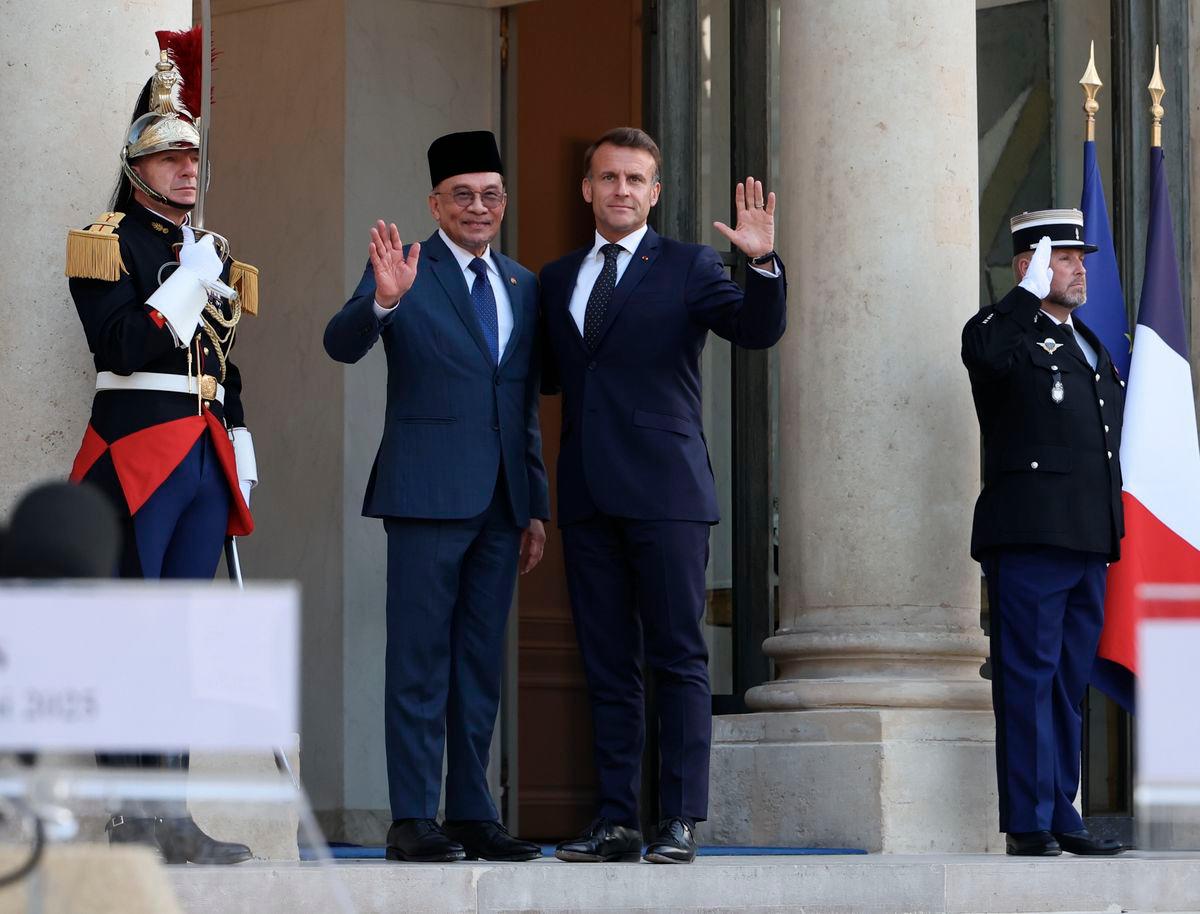 Perdana Menteri Datuk Seri Anwar Ibrahim (dua, kiri) bersama Presiden Perancis Emmanuel Macron di Istana Elysee hari ini-BERNAMA