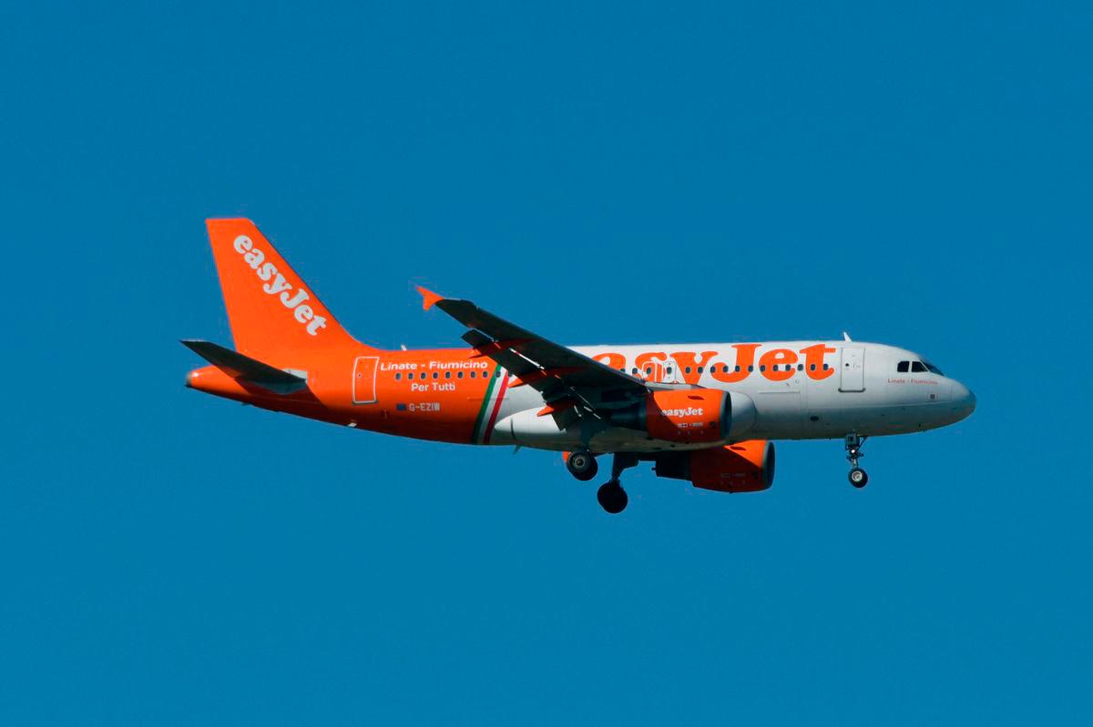 (FILES) This photo taken on August 27, 2018 shows an Airbus A319 of EasyJet as it flies above Toulouse, southern France. (Photo by PASCAL PAVANI / AFP)