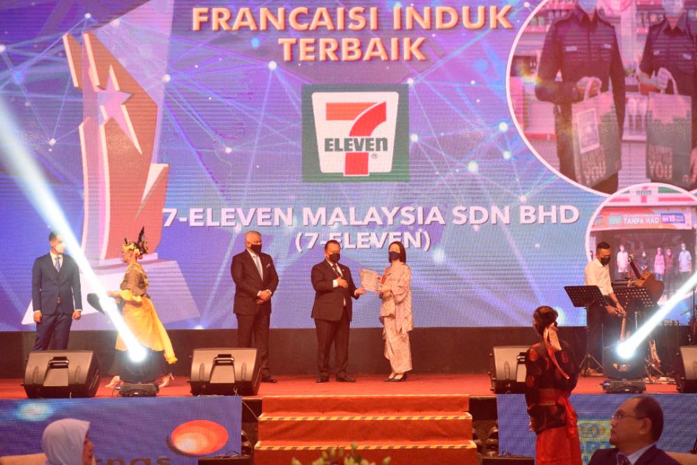 See (right) representing 7-Eleven to receive the award