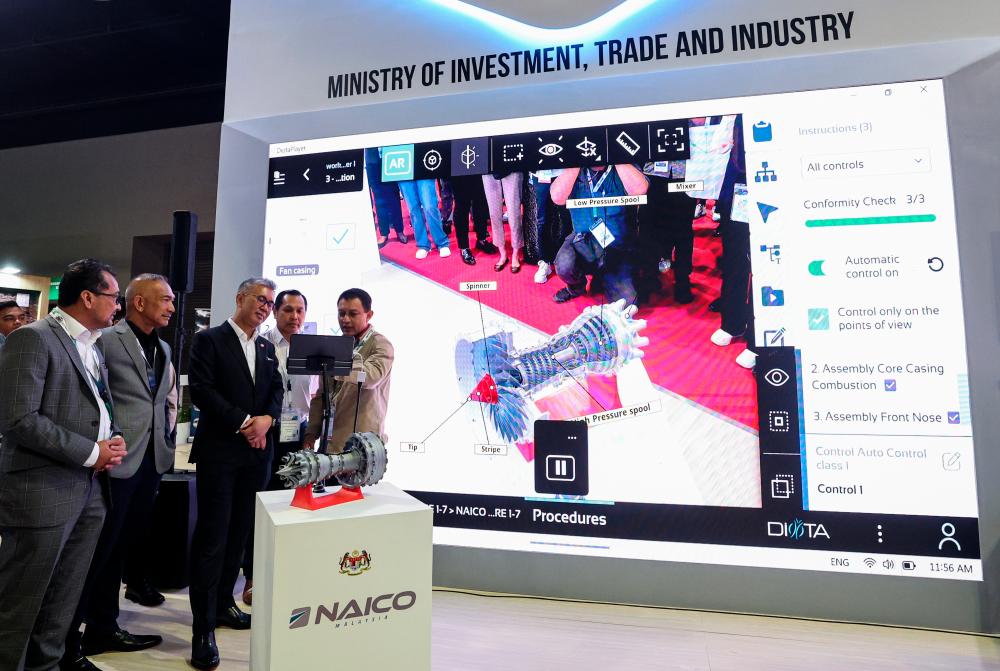 Tengku Zafrul (third from right) after officiating at a soft launch of MyAERO 3D Visualisation &amp; Virtual Augmented Mixed Reality Lab at Malaysia International Trade and Exhibition Centre today.– Bernamapic