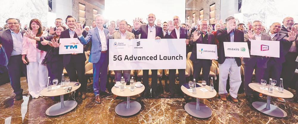 Gobind (centre), DNB CEO Datuk Azman Ismail (right) and Ericsson Malaysia, Sri Lanka &amp; Bangladesh Country President, David Hagerbro (fifth, left) at the launch of Future Connected: 5G Advanced.