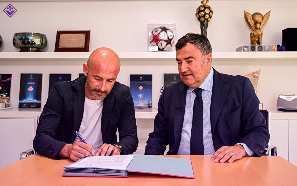 Vincenzo Italiano (left) and his coaching staff have renewed their contracts until the end of the 2023/24 season, with the club then able to take up the option of extending the deal into 2024/25. Credit: Twitter/@ACFFiorentinaEN