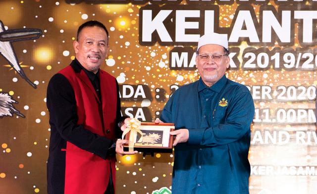 Kelantan Deputy Menteri Besar Kelantan Datuk Mohd Amar Nik Abdullah (right) presenting the Anugerah Khas Wartawan Cemerlang to Bernama Bureau Chief for Kelantan Zabidi Ishar (right) last year - Bernama