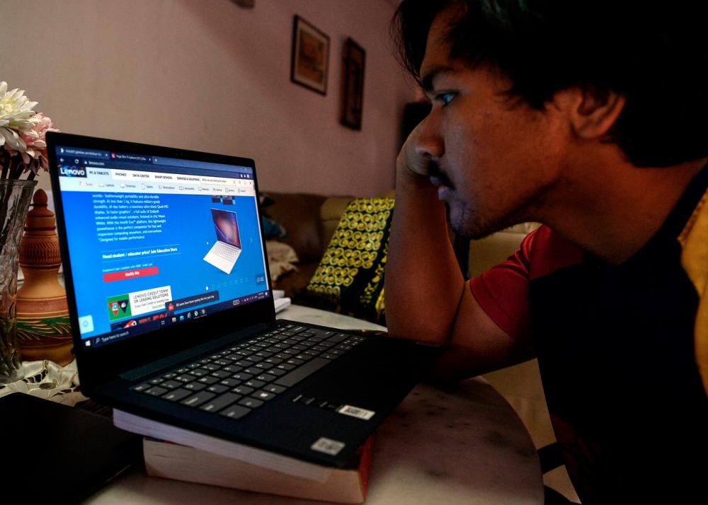A university student looking for laptop computers on an e-commerce site--fotoBERNAMA (2020) Copyrights Reserved