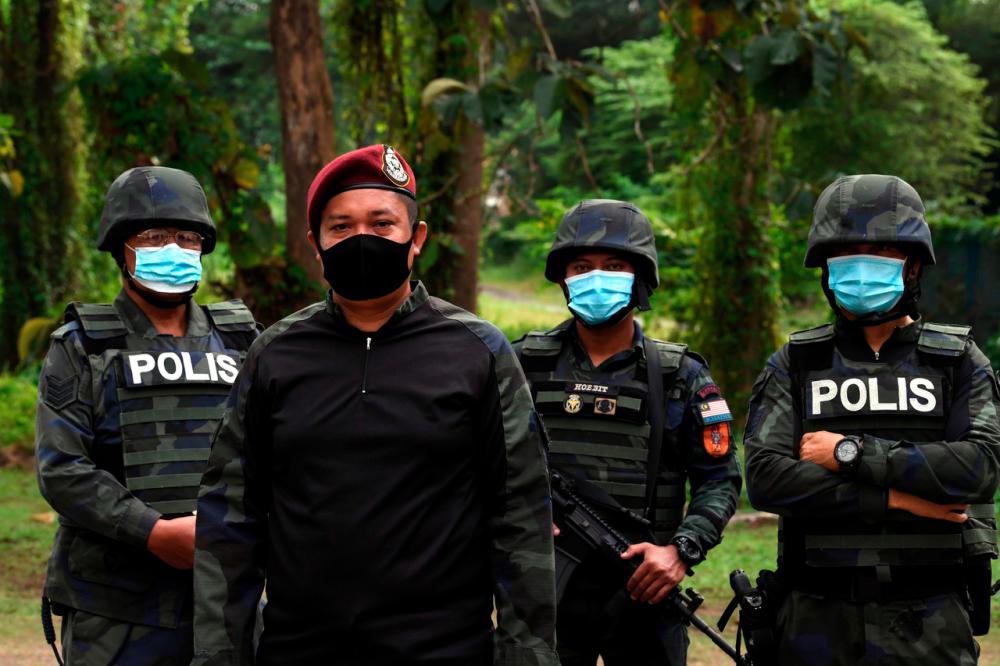 Inspector Zul Nur Azwan Ghani, 33, (second from left) with Sergeant Mat Esah a/l Chu, 58, (left), Corporal Panjang Norgi bin Ngah (right) dan Lance Corporal Hafizul Shah bin Nordin, 32, (second from right). Senoi Praaq which means War People are a battalion within the Royal Malaysian Police (PDRM), --fotoBERNAMA (2020) Copyrights Reserved