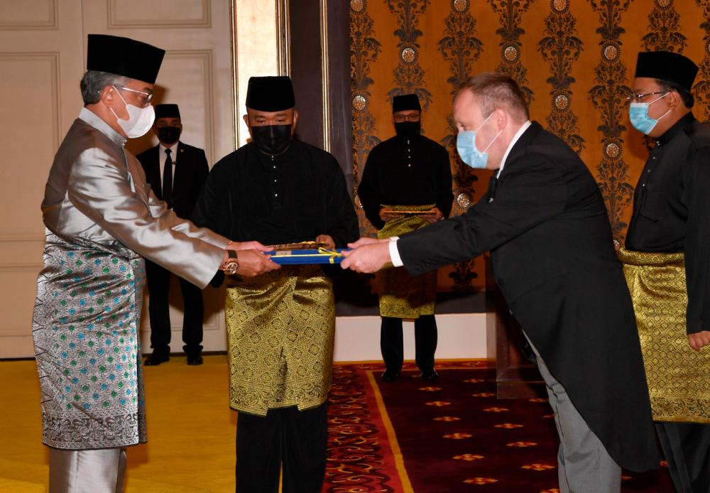King receives credentials of 12 foreign envoys to Malaysia
