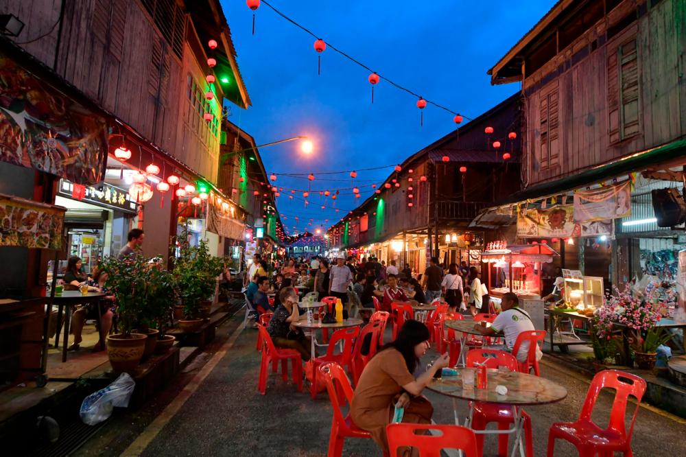 Ghost town Siniawan rises to become a popular weekend night spot
