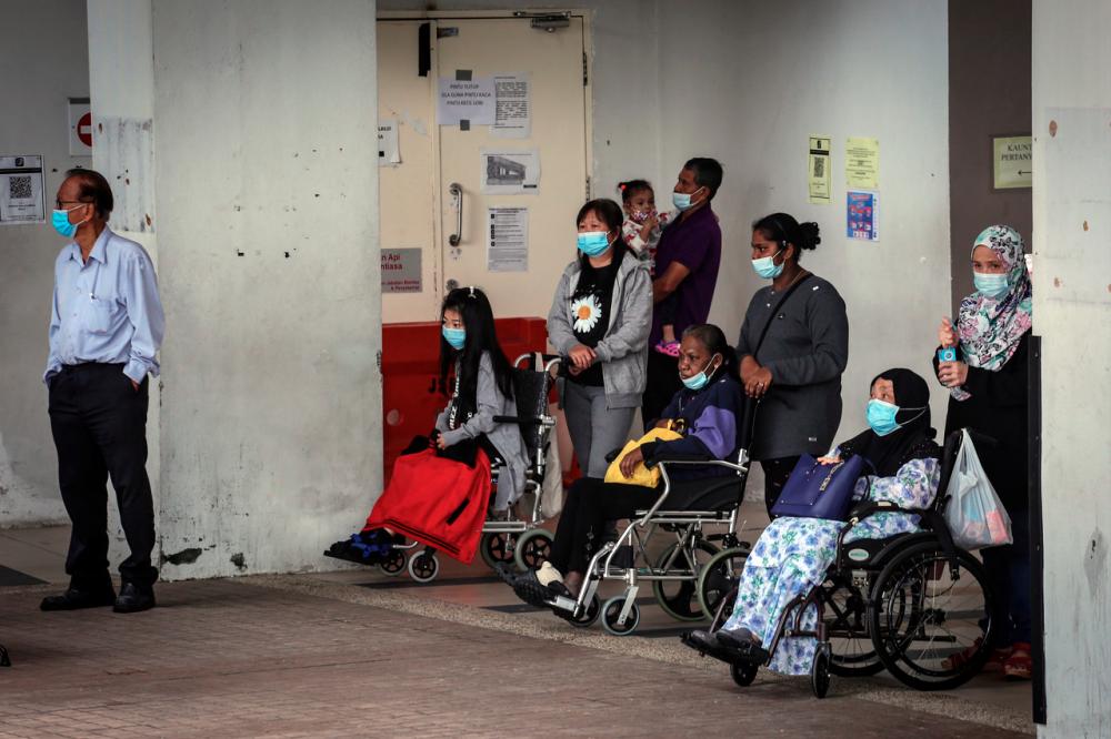 File picture of Patients waiting outside Hospital Kuala Lumpur - Bernamapix