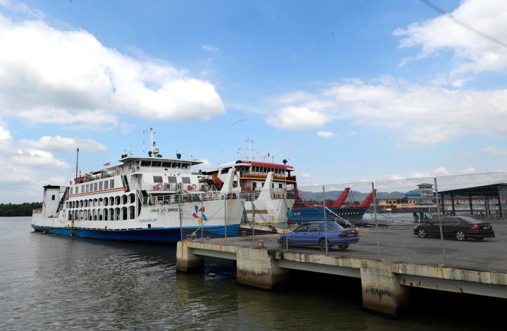 The Kuala Perlis RORO services to Langkawi is operating as usual while the ferry service is temporarily halted, during a fotoBernama survey at the Kuala Perlis Ferry Terminal on Jan 13 ---fotoBERNAMA (2021) COPYRIGHTS RESERVED