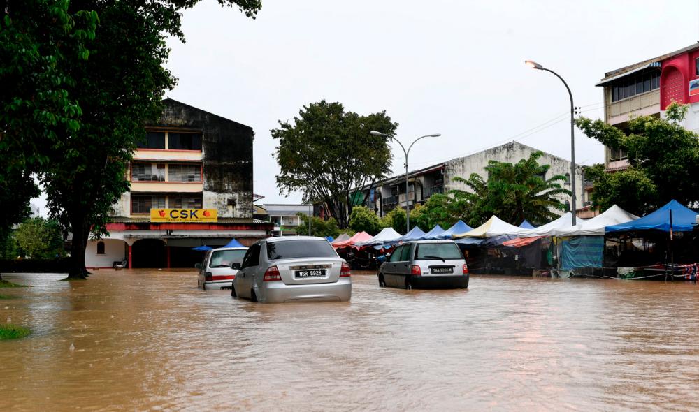 Donggongon Town Penampang began to be flooded after heavy rains continued since Jan 17. --fotoBERNAMA (2021) COPYRIGHT RESERVED