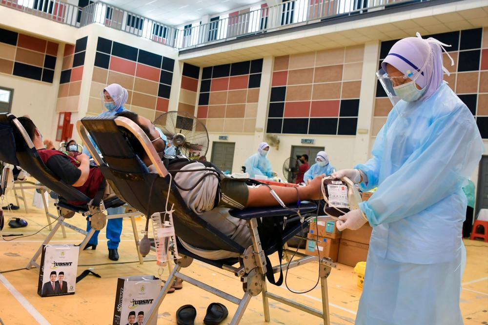 A nurse attending to a blood donor at Sultanah Nur Zahirah Hospital (HSNZ) on Jan 23 --fotoBERNAMA (2021) Copyrights Reserved