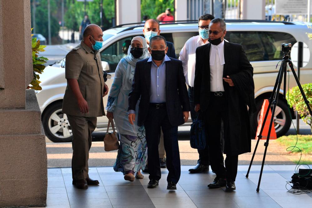 Former Felda chairman Tan Sri Mohd Isa Abdul Samad attends to the High Court on Jan 3, for the verdict of the case against him on nine corruption charges involving RM3 million over the agency’s purchase of Merdeka Palace Hotel &amp; Suites (MPHS) in Kuching, Sarawak.--fotoBERNAMA (2021) COPYRIGHTS RESERVED