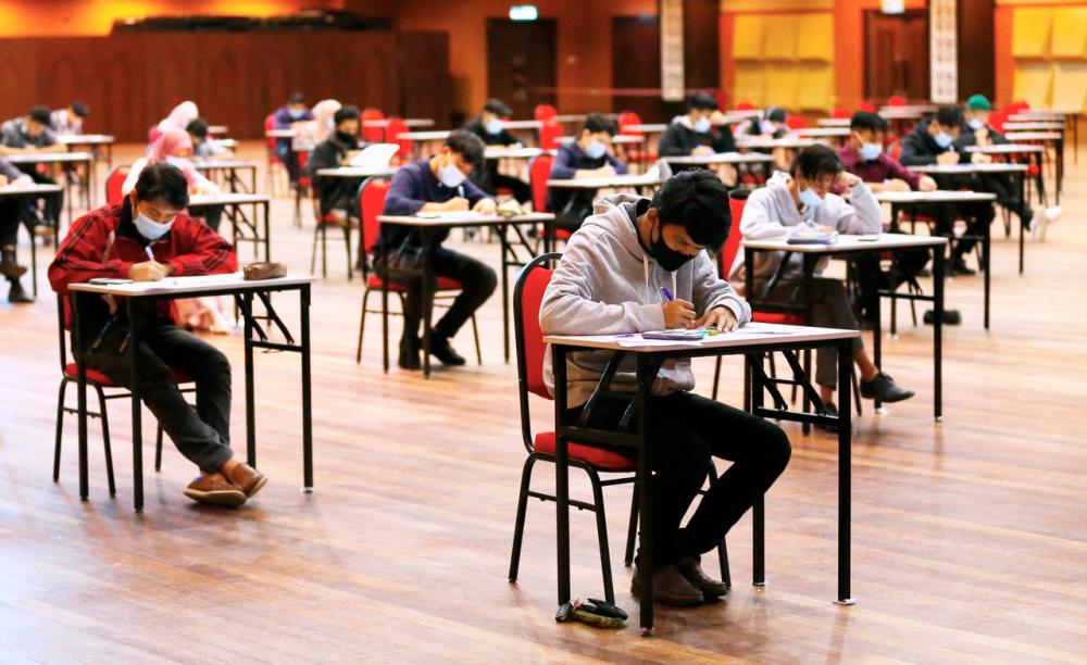 Students at Universiti Sains Islam Malaysia (USIM) taking their exams on Feb 9 --fotoBERNAMA (2021) Copyrights Reserved