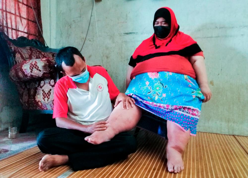 Rosmarina Che Ghani, 40, who suffers from several different ailments with her husband Ahmad Dusuki Aziz, 40, at their rented home in Taman Desa Rimbunan Seterpa--fotoBERNAMA (2021) Copyrights Reserved