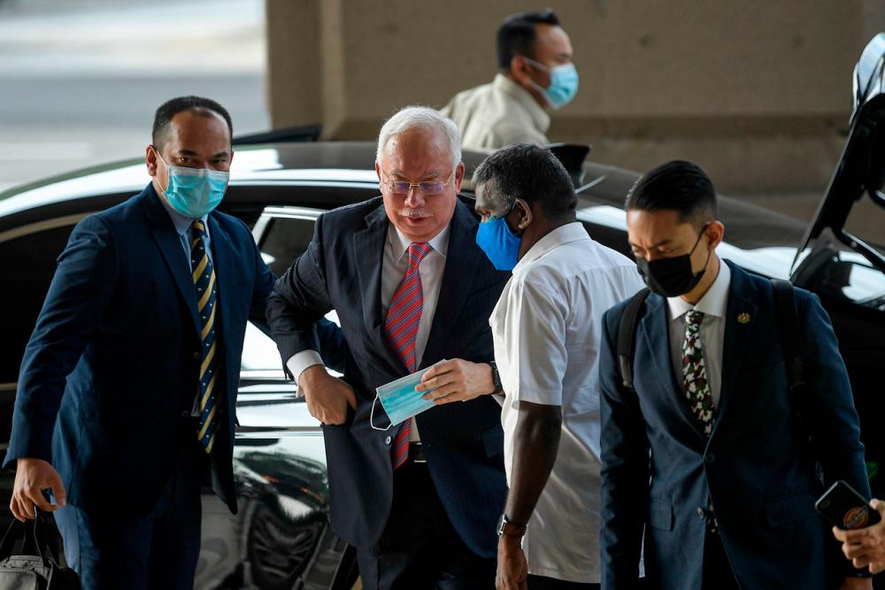Former Prime Minister Datuk Seri Najib Tun Razak (second, left) arriving for the trial against him in relation to the 1Malaysia Development Berhad (1MDB) funds at the Kuala Lumpur Courts Complex on Feb 11.--fotoBERNAMA (2021) COPYRIGHTS RESERVED