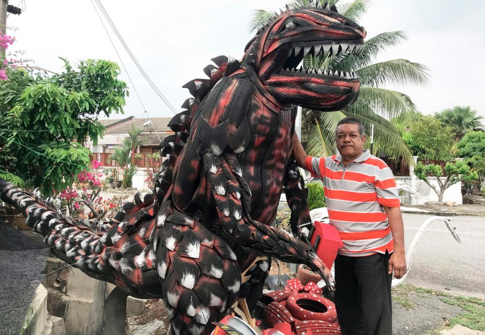 Zazali Iberahim with one of his tyre sculptures - Bernama