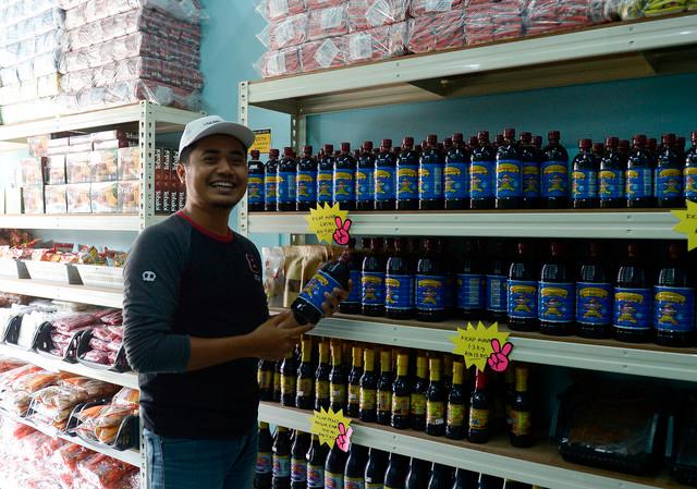 Singer Mohd Razlan Mohamed Yusof, also known as Lan Solo shows among the products that are in high demand at the Solo Borneo Mart, Puchong Prima recently. - Bernama
