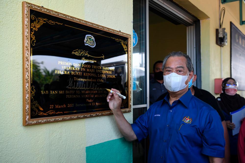 Prime Minister Tan Sri Muhyiddin Yassin today officiated the premises and foodtruck of Fani Soy, a Bumiputera small and medium industry (SMI) company based on soya bean products in Felcra Bukit Kepong, Labis on March 27. - Bernama