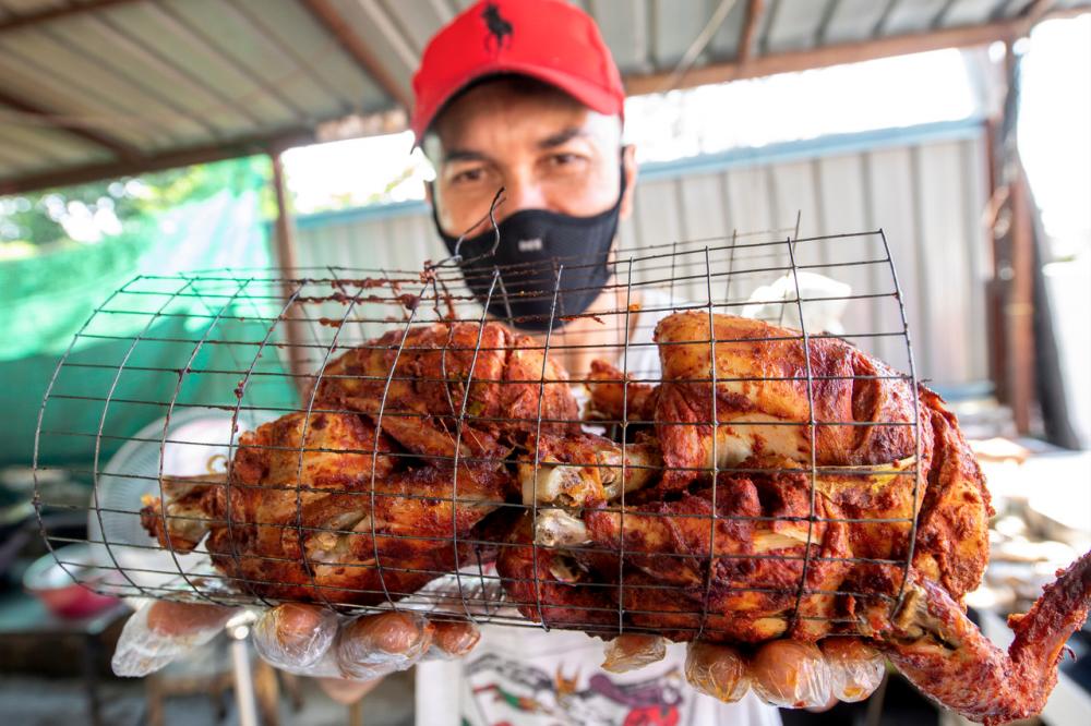 Zulkifle Che Abdullah and his unique tin-baked chicken - Bernama